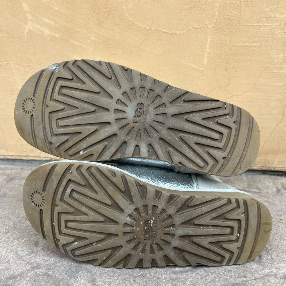 Ugg Bailey Button Classic Short Silver Metallic B… - image 8